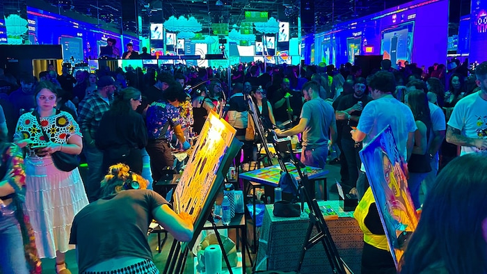 Die Main Area in den Beeple Studios. Die Veranstaltung lockte viele Besucher an.