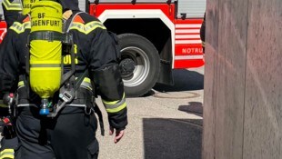Die Berufsfeuerwehr Klagenfurt stand bei der Rauchentwicklung in der Wohnung im Einsatz.