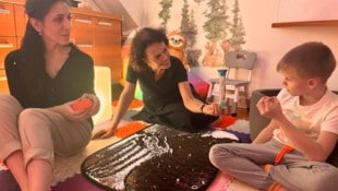 Pascale Vayer (Bildmitte) kämpft mit Herz und Hingabe für die Kinder und für ihre sichere Zukunft fernab vom Krieg. (Bild: Carina Fenz)