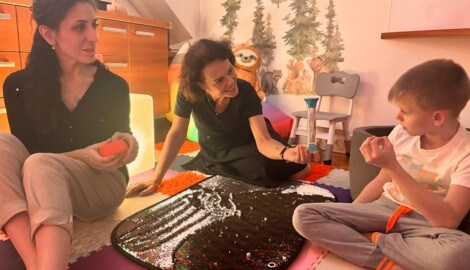 Pascale Vayer (Bildmitte) kämpft mit Herz und Hingabe für die Kinder und für ihre sichere Zukunft fernab vom Krieg. (Bild: Carina Fenz)