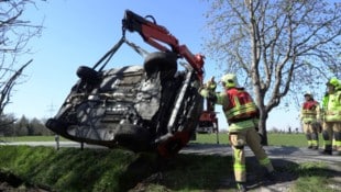 Bei der Fahrzeugbergung hatten die Feuerwehler alle Hände voll zu tun.