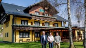 Herbert Moser, seine Edith und Neffe Xaver vor schmucker Pension, in der auch größere Feste ...