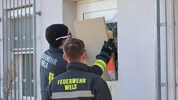 Die Feuerwehr verschloss das eingeschlagene Fenster zum Buffet im Welser Stadtteil Vogelweide ...