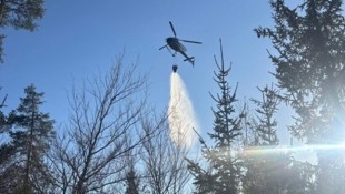 Der Polizeihubschrauber beteiligte sich an dem Löscheinsatz.