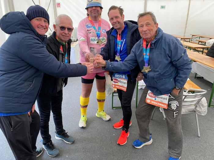 Felix Pauli (Zweiter von links) stieß nach dem Marathon mit Sohn Georg (ganz links), Karl Alfred ...