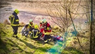 Das Kind wird nach der Rettung aus dem Schlamm versorgt.