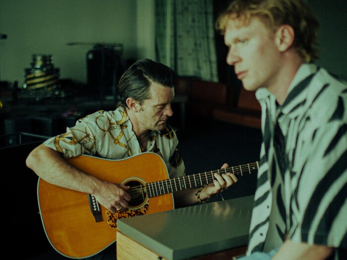 Nick McCarthy und Niklas Mitteregger stehen als Nitsch auf der Bühne