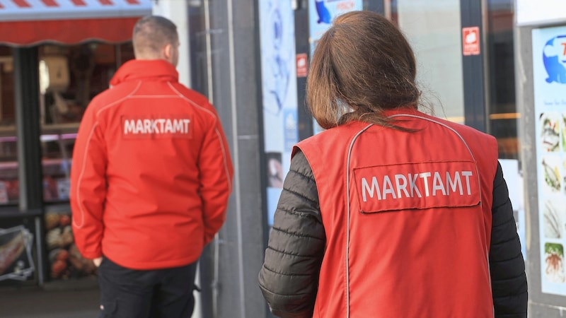 Das Marktamt auf Kontrollgang (re.) am Hannovermarkt (Bild: Tomschi Peter)