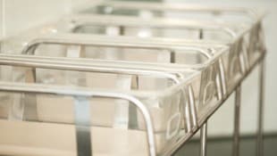 Ein knapp zwei Monate altes Baby ist vergangene Woche mit Verletzungen ins Landesklinikum Wiener Neustadt gebracht worden (Symbolbild).  (Bild: danr13 - stock.adobe.com)