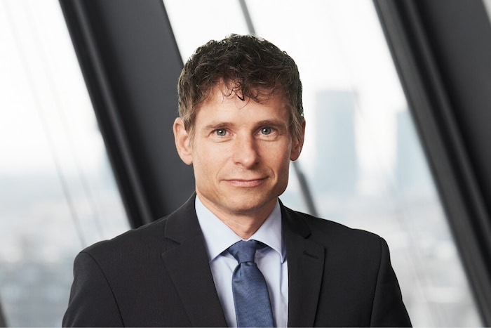 „Die Lösung liegt am Tisch: Eine Person könnte zurückrudern“, sagt RBI-Chefanalyst Gunter Deuber ...