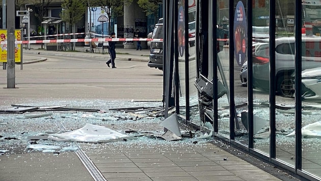 Bei einem erneuten Coup von Bankomatensprengern wurde ein 24-jähriger Verdächtiger von der Polizei angeschossen. Am Montag fand eine Hausdurchsuchung beim Verdächtigen statt. (Bild: APA/MARTIN KOLBERT)