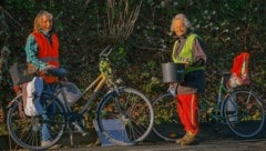 Frühmorgens sind die Froschretterinnen mit ihren Fahrrädern unterwegs, um Fröschen und Kröten ...