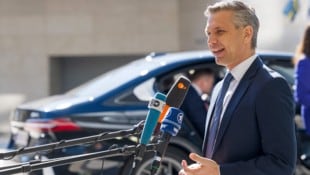 Österreichs Wirtschaftsminister Wolfgang Hattmannsdorfer (ÖVP) am Montag vor dem Treffen der EU-Handelsminister in Luxemburg. (Bild: AFP/JEAN-CHRISTOPHE VERHAEGEN)