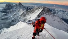 Bergsteiger im Aufstieg auf den Mount Everest. In diesem Fall ist es der Salzburger Bergführer und Alpinpolizist Rupert Hauer. (Bild: Rupert Hauer)