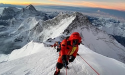 Bergsteiger im Aufstieg auf den Mount Everest. In diesem Fall ist es der Salzburger Bergführer ...