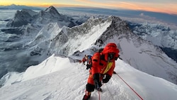 Bergsteiger im Aufstieg auf den Mount Everest. In diesem Fall ist es der Salzburger Bergführer ...