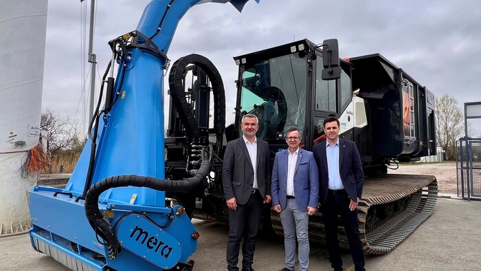 Ortschef Thomas Schmid (Mitte), Dorner (li.), Gebhardt mit neuem Schilfgerät Power-Bully.