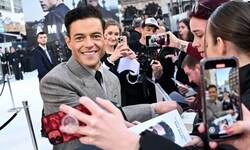 Oscarpreisträger Rami Malek beim Schreiben von Autogrammen für Fans im Rahmen der Filmpremiere ...