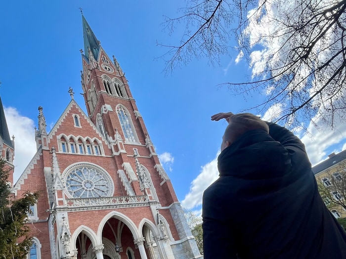 Fans halten vor der Herz-Jesu-Kirche gerne Ausschau nach den Wanderfalken