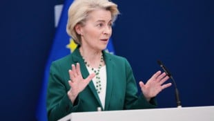 Ursula von der Leyen will den US-Präsidenten ködern. (Bild: AP/Virginia Mayo)