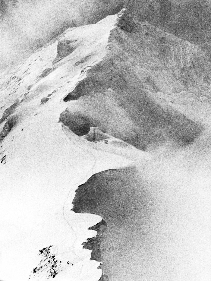 Dieses Foto dokumentiert die beiden Spuren: Diembergers Spur ins Leben und Buhls Spur in den ...