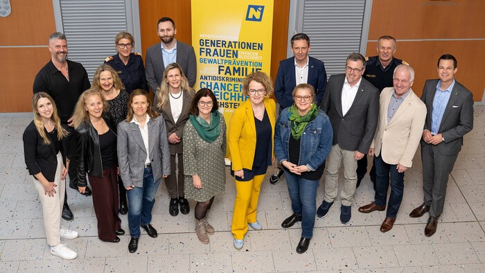 Runder Tisch mit Teschl- Hofmeister, Elisabeth Cinatl vom Verein Wendepunkt, Olinda Albertoni ...