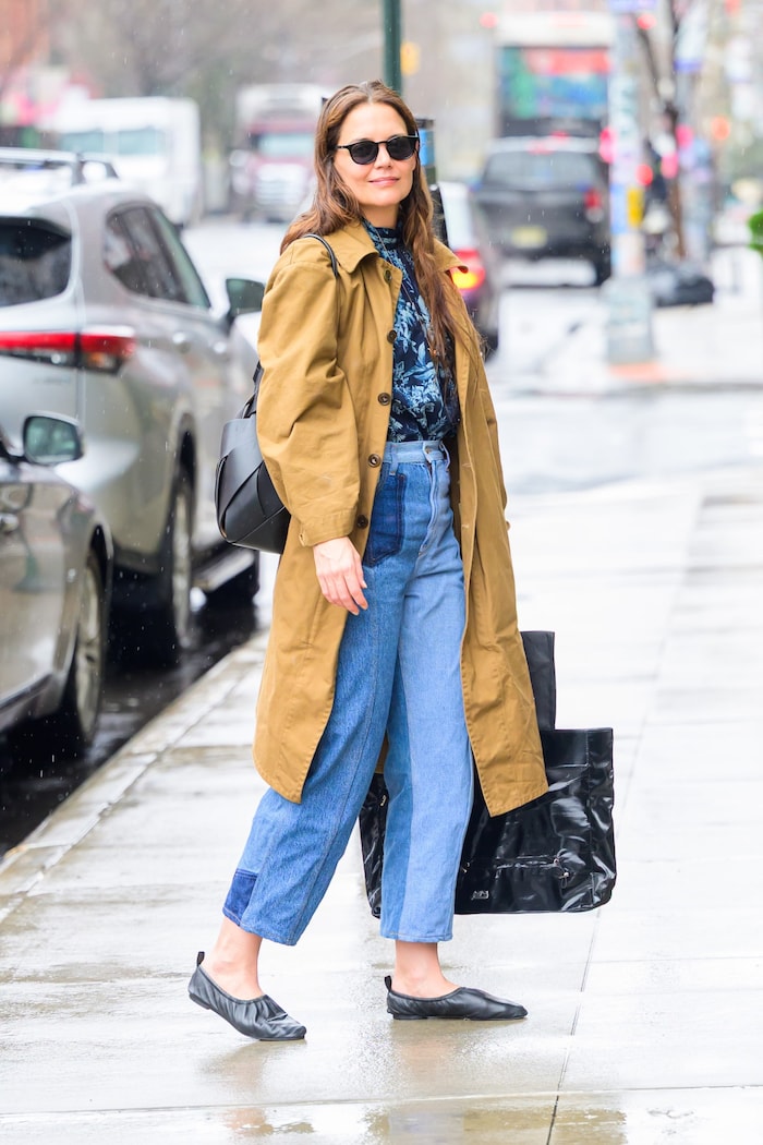 Katie Holmes zeigt: Auch bei regnerischem April-Wetter kann man stylish unterwegs sein.