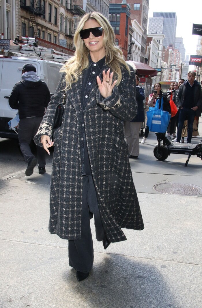 Heidi Klum trug mal einen coolen Mantel-Look, ...