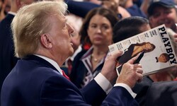 Trump signiert eine Ausgabe des Erotikmagazins mit ihm auf dem Titelblatt.
