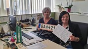 Renate Hillbrand (li.) und Kathrin Marold gaben am Montag in der Zulassungsstelle der Grawe in ...