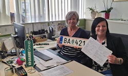 Renate Hillbrand (li.) und Kathrin Marold gaben am Montag in der Zulassungsstelle der Grawe in ...