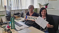 Renate Hillbrand (li.) und Kathrin Marold gaben am Montag in der Zulassungsstelle der Grawe in ...