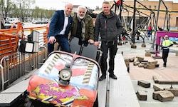 Freuen sich bereits auf die erste Fahrt: Marktreferent Martin Hajart, Schausteller-Titan Ludwig ...