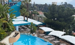 Der Pool direkt neben der Tribüne.