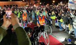 Begeisterter Empfang für die radelnden Studenten am Maria-Theresien-Platz in Wien