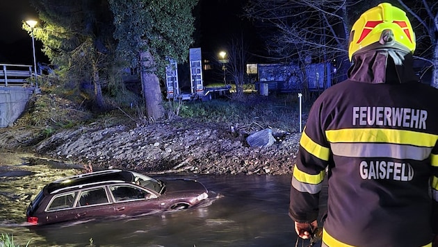 Der Fahrer konnte sich selbst aus dem Fahrzeug befreien. (Bild: FF Voitsberg)