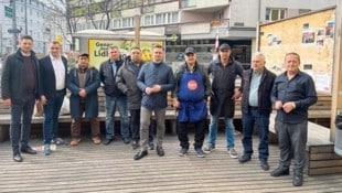 FPÖ-Bezirksparteiobmann Stefan Berger (mi.) vor den Parklets mit den verärgerten Anrainern und Geschäftsleuten. (Bild: Kathi Mötzl)