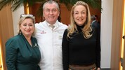 Eva und Toni Mörwald mit Salzburgs Festspielpräsidentin Kristina Hammer.