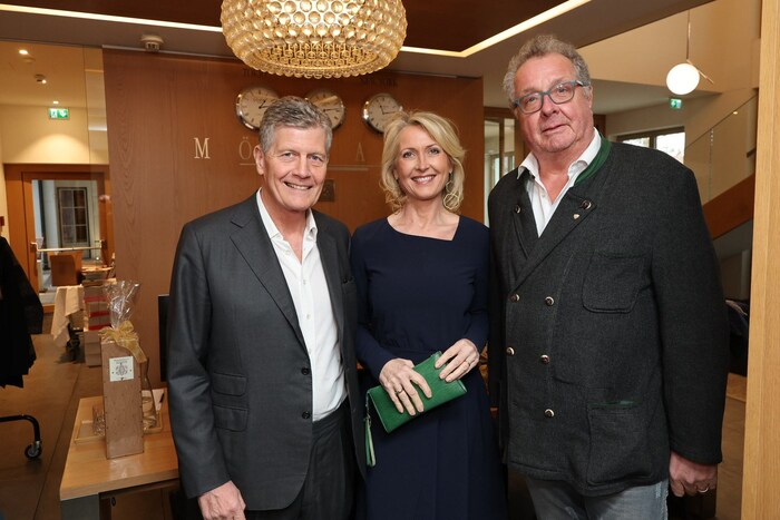 Das Gault-Millau-Ehepaar Karl und Martina Hohenlohe mit Manager Wolfgang Fischer (re.).