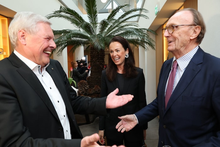 Spar-Vorstandsvorsitzender Hans Reisch (li.) mit Unternehmerpaar Petra und Hans Schmid.