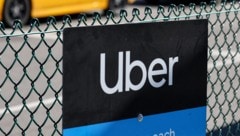 Muttermilch und sogar eine Kettensäge wurden in den Uber-Fahrzeugen zurückgelassen. (Bild: APA/AFP/GETTY IMAGES/MARIO TAMA)