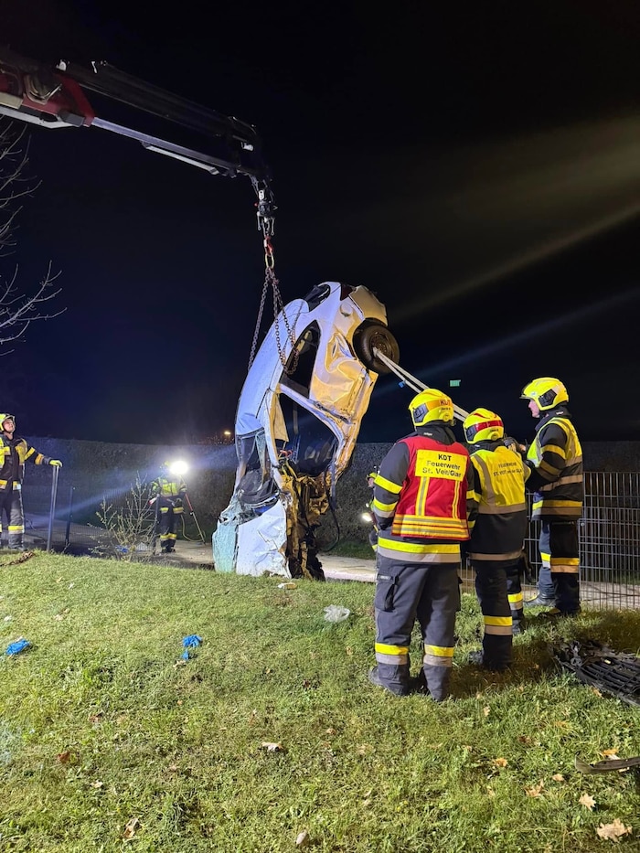 „Ein Feuerwehrsanitäter übernahm die Betreuung der verletzten Person im Fahrzeug, während dieses ...