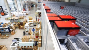 Rechts werden die Lieferungen vollautomatisiert durch die Halle geschickt, links die einzelnen ...