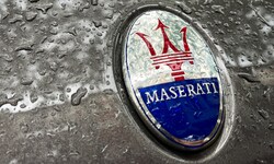 Stellantis lässt Maserati buchstäblich im Regen stehen.