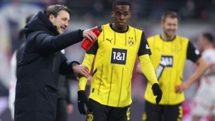 Jamie Gittens (Mitte) will weg aus Dortmund.