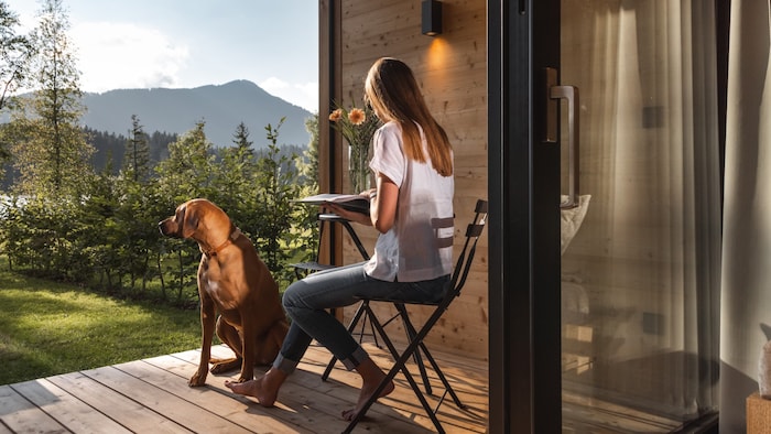 Im Alpenhotel am Schwarzsee genießen Zwei- und Vierbeiner eine Ruheoase in exklusiven Suiten mit ...