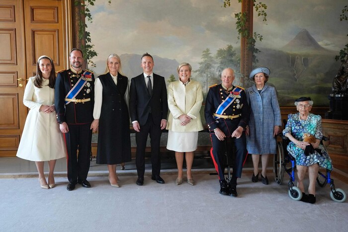 Halla Tómasdóttir (Mitte) and ihr Ehemann Björn Skúlason wurden in Norwegen von König Harald und ...