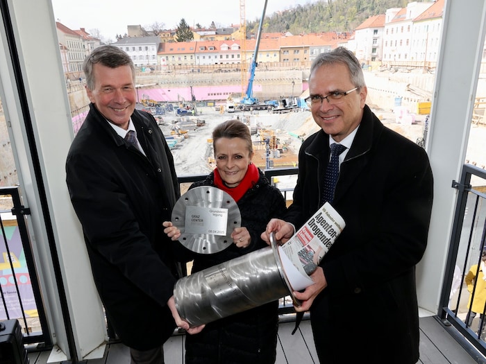 Horst Bischof (TU Graz), Christine Dornaus (BIG) und Peter Riedler (Uni Graz) (v. l.) legten am ...