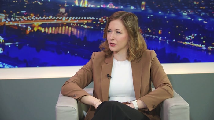 Integrationsministerin Claudia Plakolm im April 2025 bei einem Auftritt bei krone.tv