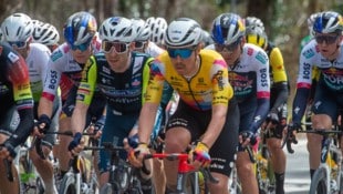 „Team Vorarlberg“-Rider Alexander Konychev (gelbes Trikot) kämpft in der Axamer Lizum um die ...